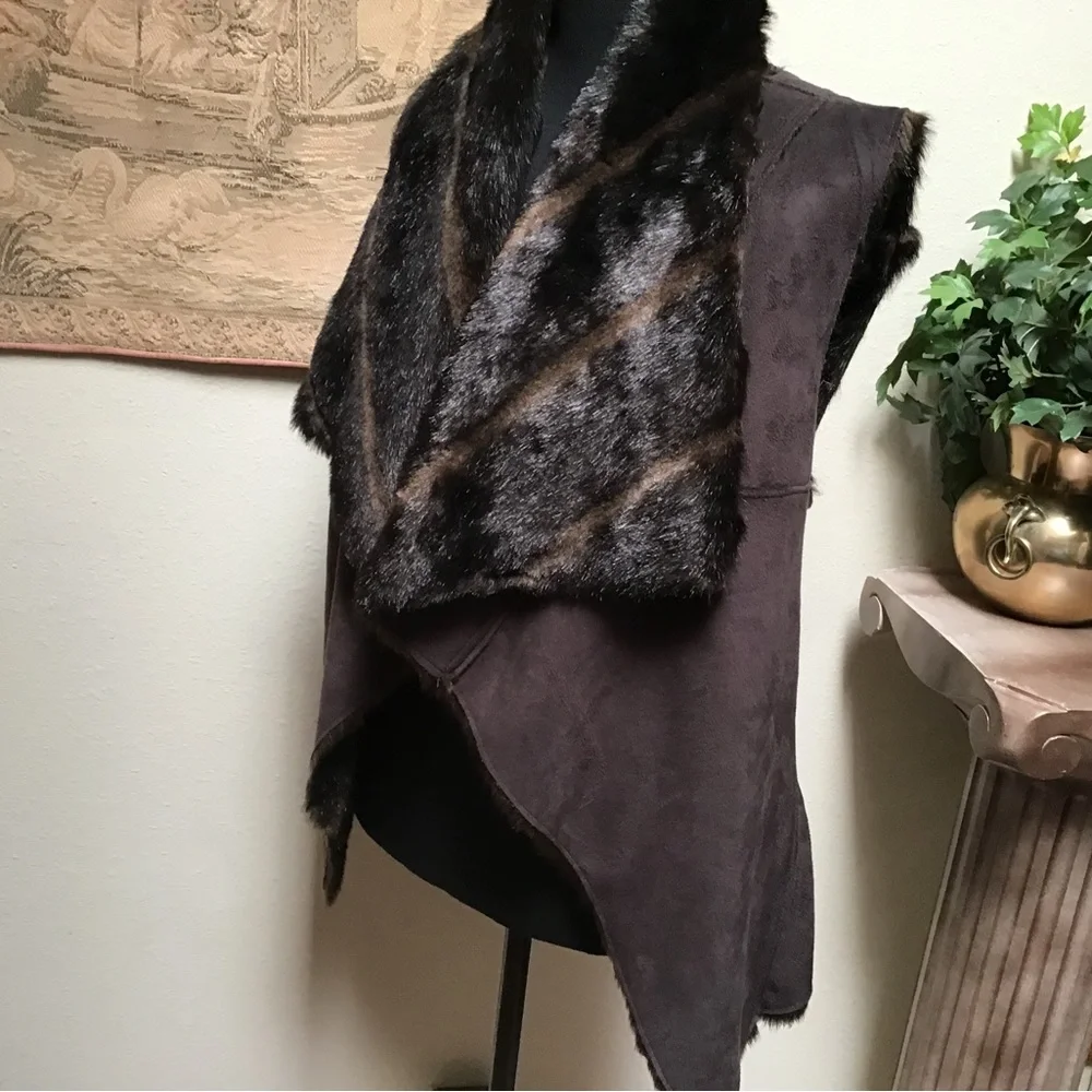 BEBE faux fur vest, the vest is reversible if you take the tags off, size small - Picture 8 of 10